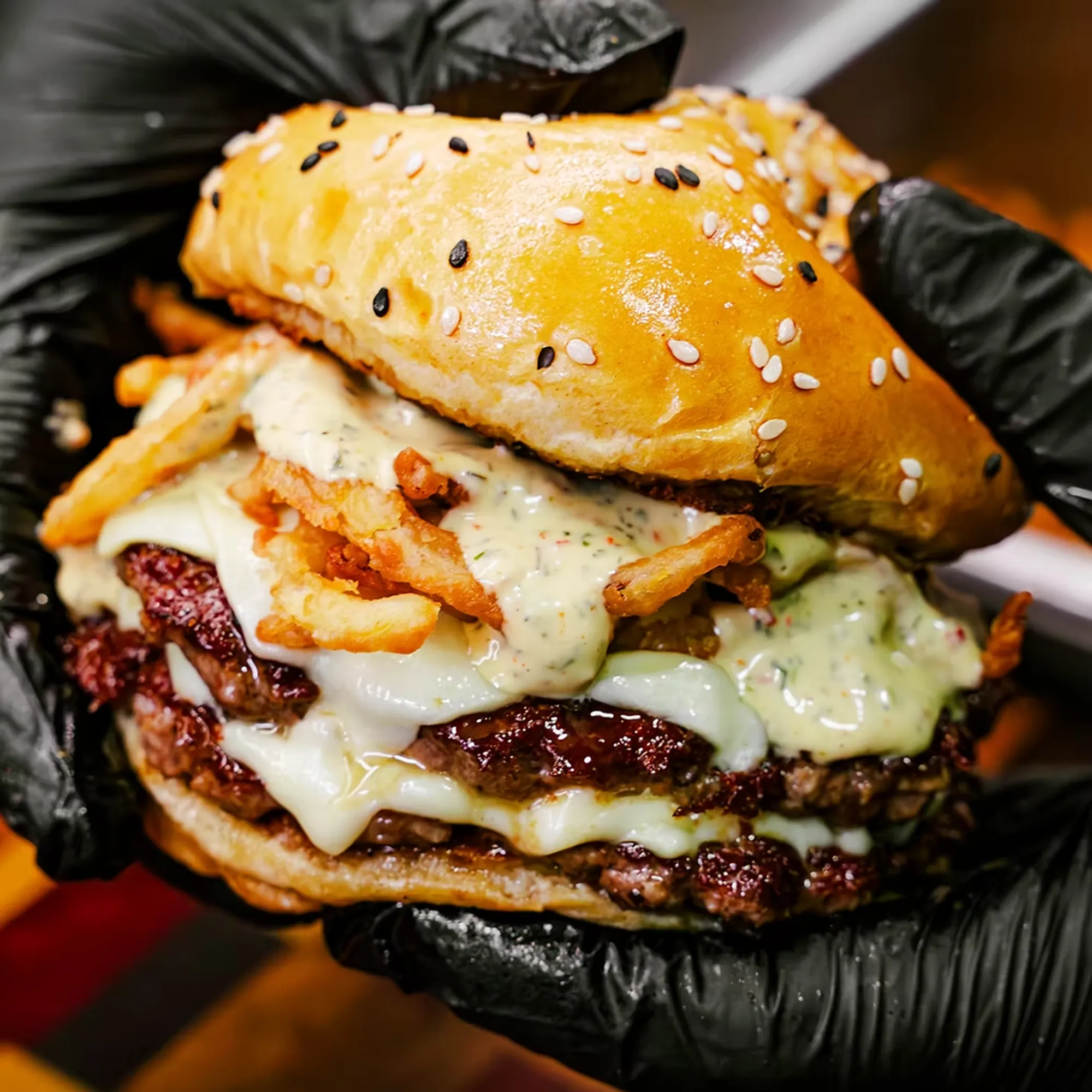 Plato de burger gourmet listo para delivery