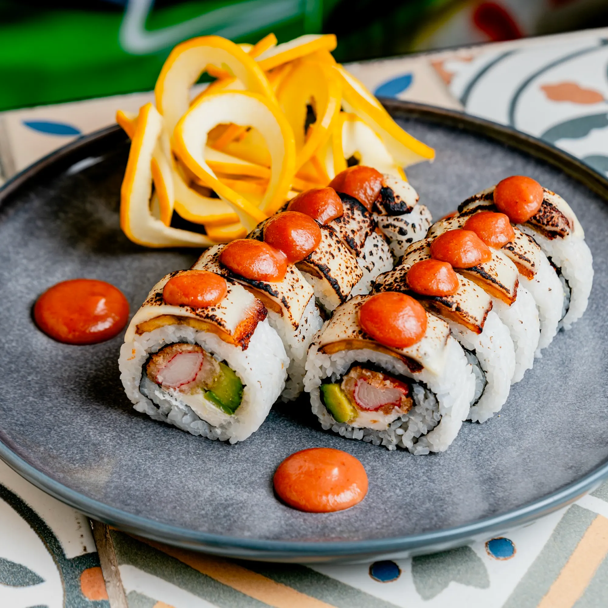 Plato de sushi con presentación pensada para foto de menú digital